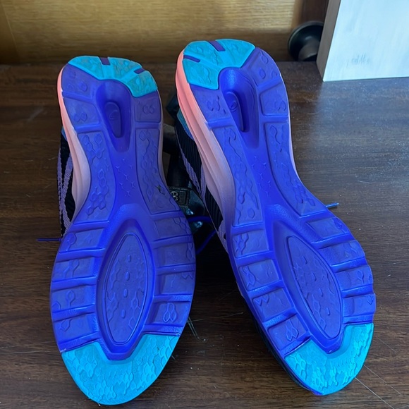 Women’s Size 11 ASICS running shoes. - Picture 3 of 3